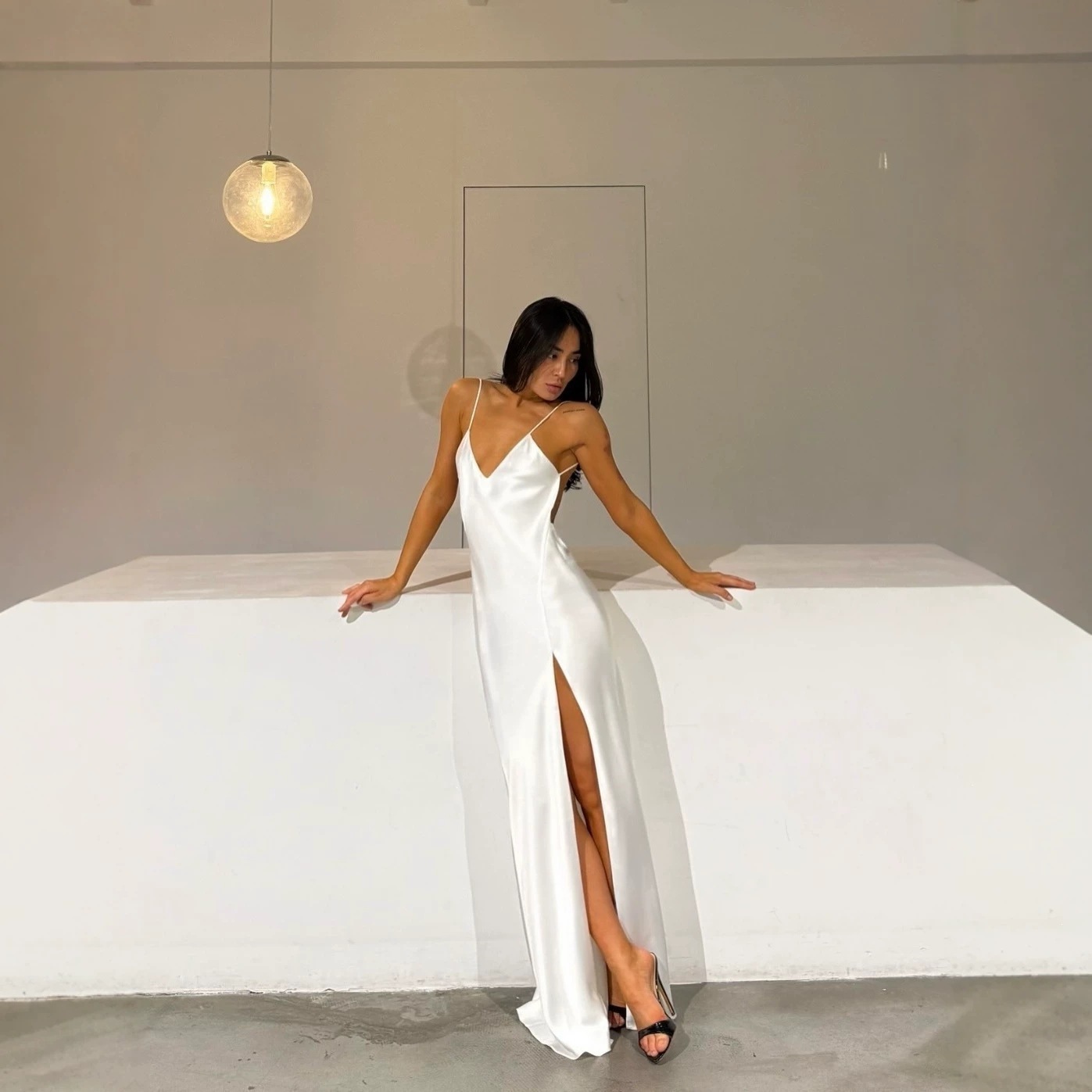 White Satin Maxi Evening Dress - đánh giá và giá Elegant Satin Evening Gown Split